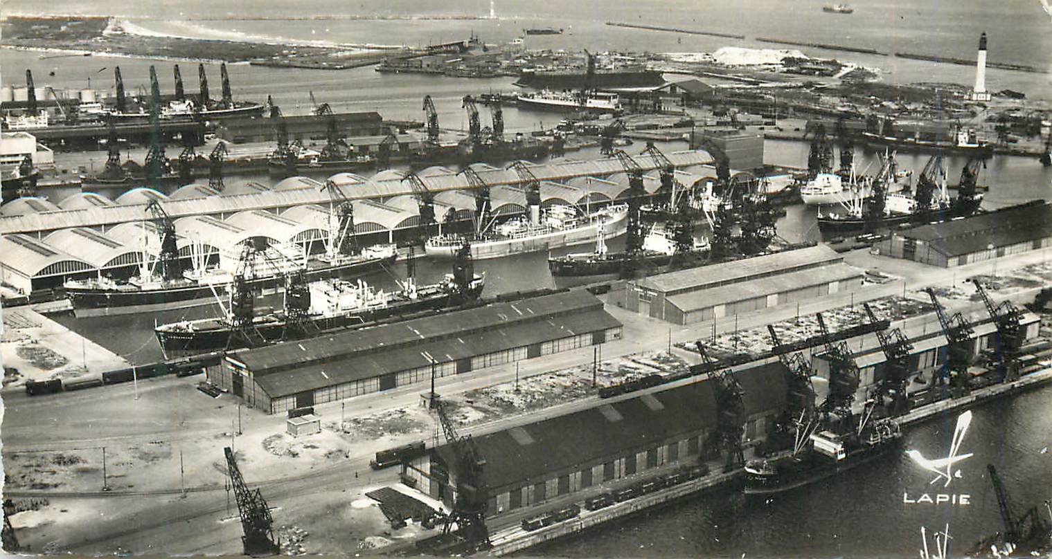 CPM Le Port de Dunkerque Commerce et Transports Bateaux Phare